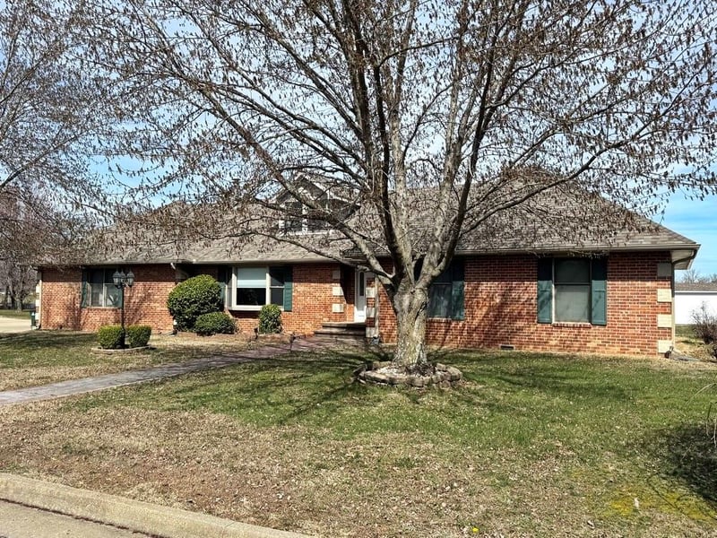 2004 Lynn St, Nevada, MO 64772