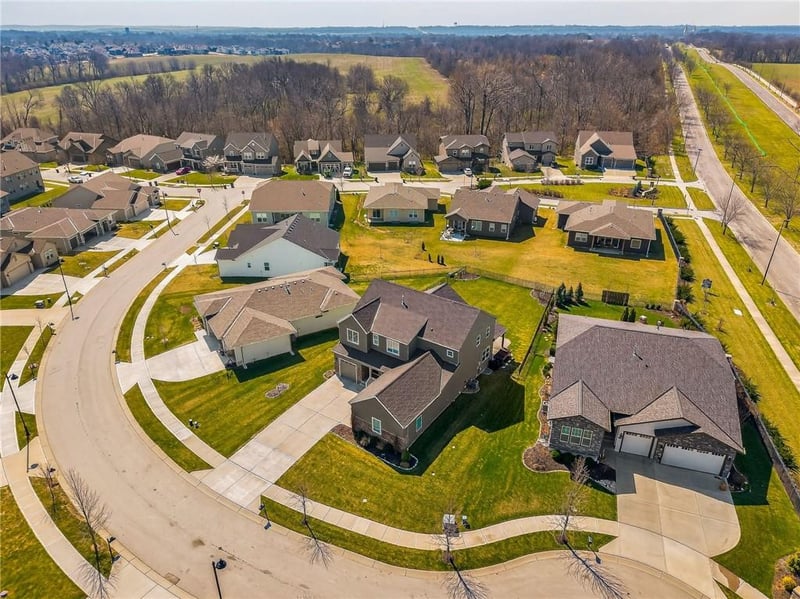 8200 N Sycamore Ave, Kansas City, MO 64158