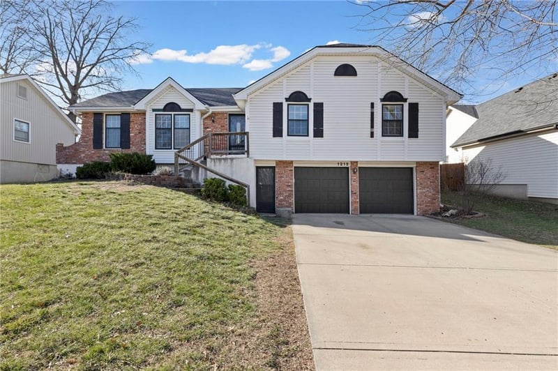 1212 Frontier Ln, Olathe, KS 66062