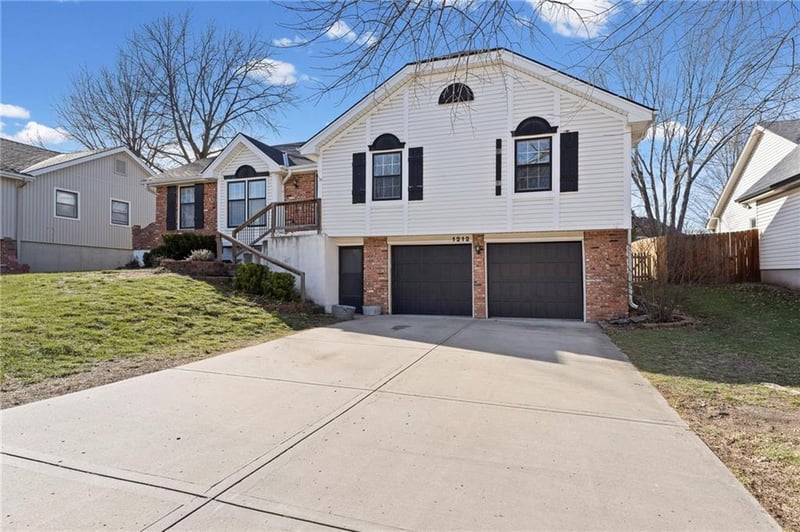 1212 Frontier Ln, Olathe, KS 66062