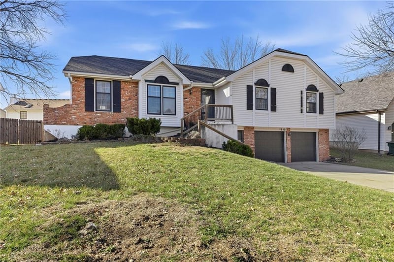 1212 Frontier Ln, Olathe, KS 66062