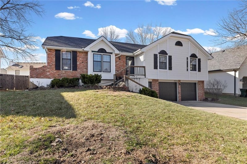 1212 Frontier Ln, Olathe, KS 66062