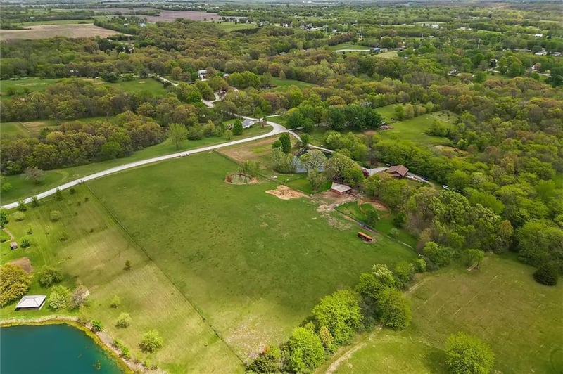 3389 Old Barn Ln, Holt, MO 64048