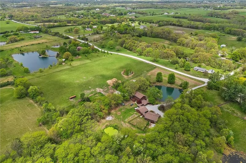 3389 Old Barn Ln, Holt, MO 64048