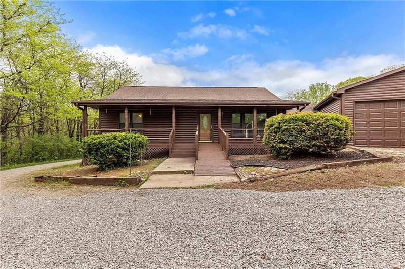 3389 Old Barn Ln, Holt, MO 64048