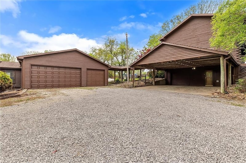 3389 Old Barn Ln, Holt, MO 64048