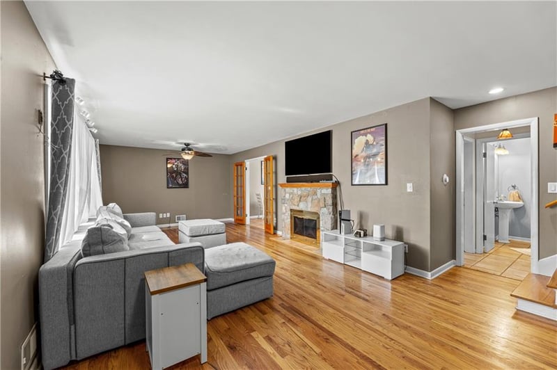 300 108th Ter, Kansas City, MO 64114