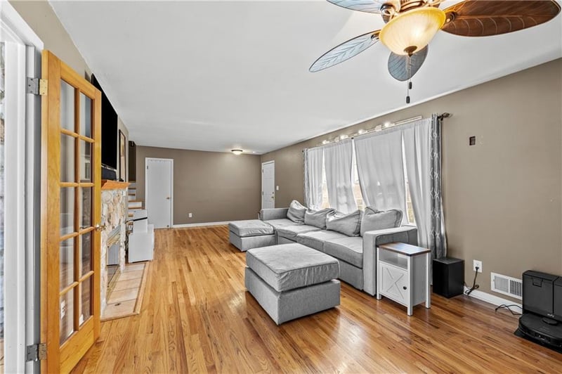 300 108th Ter, Kansas City, MO 64114