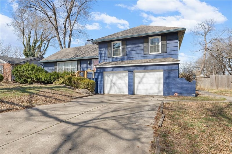 300 108th Ter, Kansas City, MO 64114