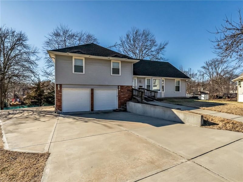 9240 Antioch Rd, Overland Park, KS 66212