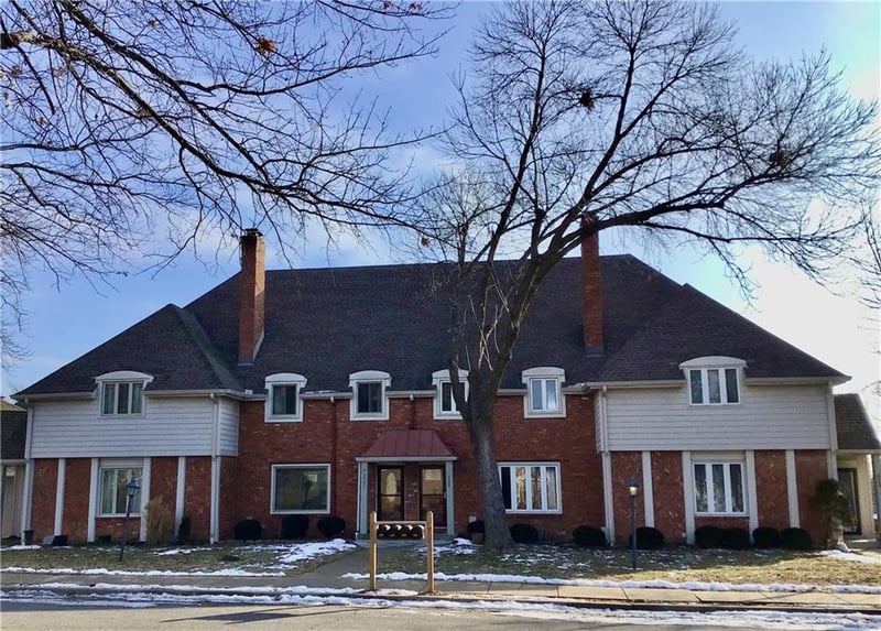 8395 Waukomis Dr, Kansas City, MO 64151