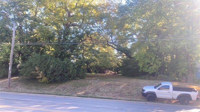 Brighton Ave, Kansas City, MO 64117