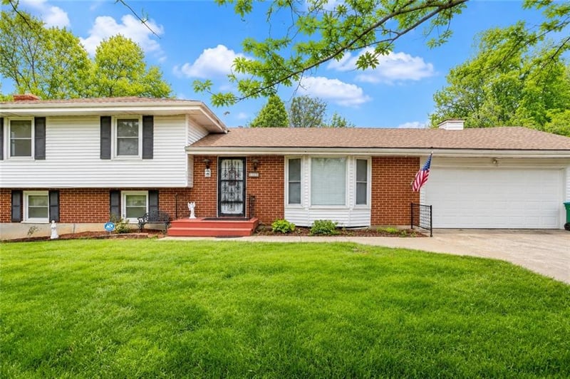 881 1st St, Peculiar, MO 64078