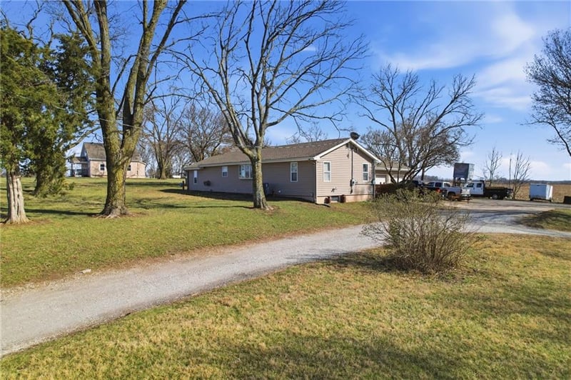 13641 Hollingsworth Rd, Kansas City, KS 66109