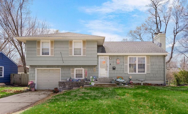 13250 Park Hills Dr, Grandview, MO 64030