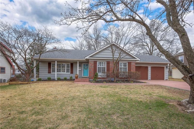 8609 89th St, Overland Park, KS 66212