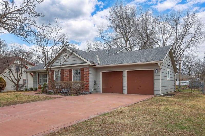 8609 89th St, Overland Park, KS 66212