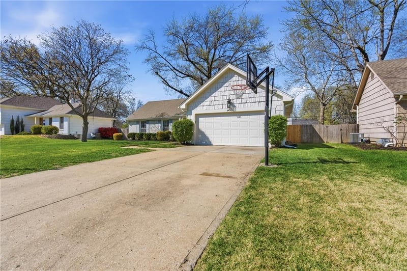 6432 101 St, Overland Park, KS 66212