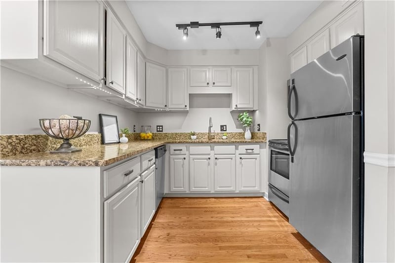 4942 Walnut St #2 South, Kansas City, MO 64112