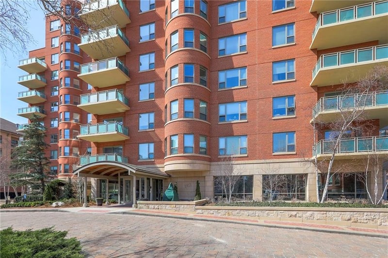 4950 Central St #1001, Kansas City, MO 64112