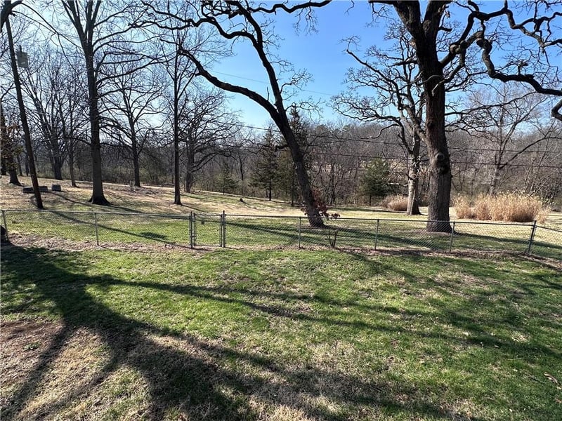 1409 108th St, Kansas City, MO 64131