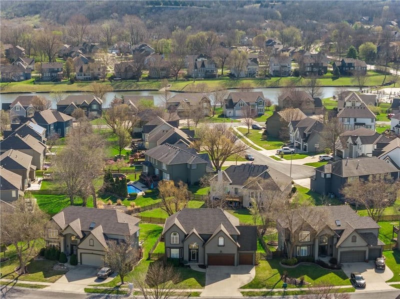 5929 Hidden Valley Dr, Lee's Summit, MO 64064