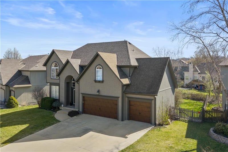 5929 Hidden Valley Dr, Lee's Summit, MO 64064