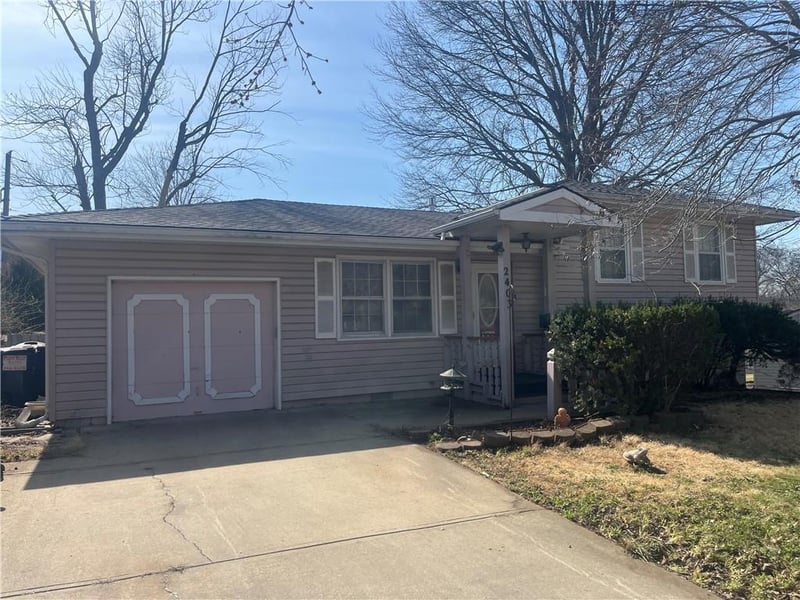 2403 61st Ter, Gladstone, MO 64118