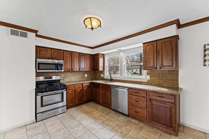 6419 72nd St, Overland Park, KS 66204