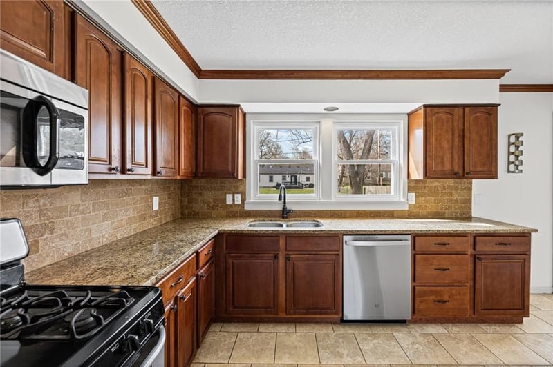 6419 72nd St, Overland Park, KS 66204