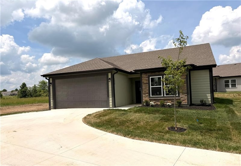 1300 Sequoia Ct, Oak Grove, MO 64075