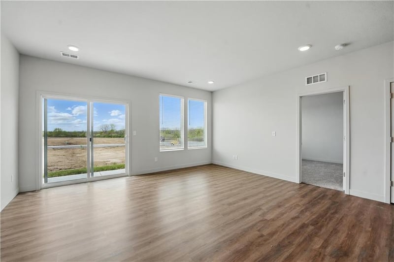 12409 Acacia Dr, Lee's Summit, MO 64086