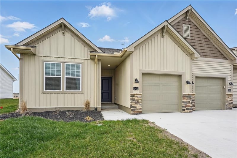 12409 Acacia Dr, Lee's Summit, MO 64086