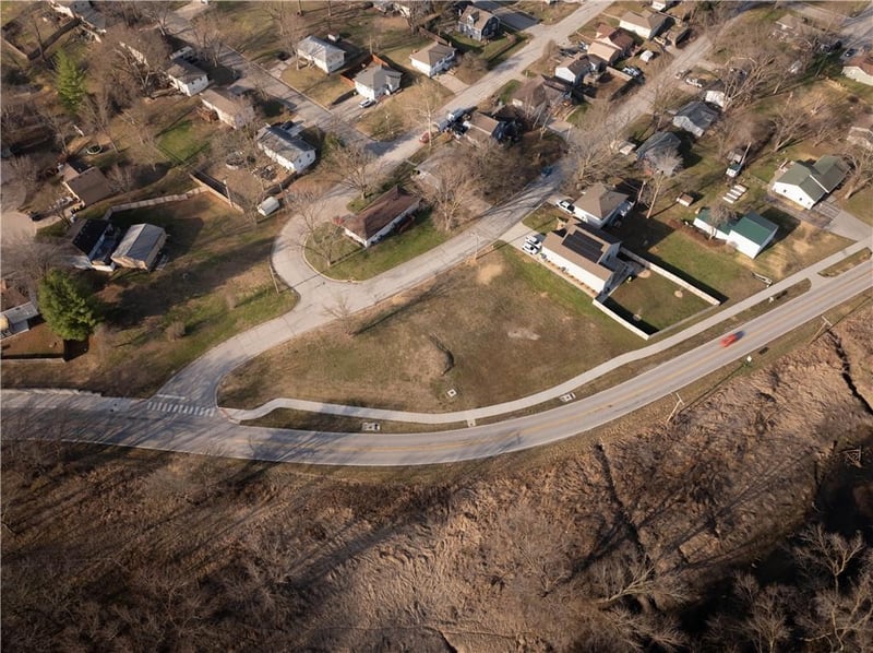 423 E Main St, Smithville, MO 64089