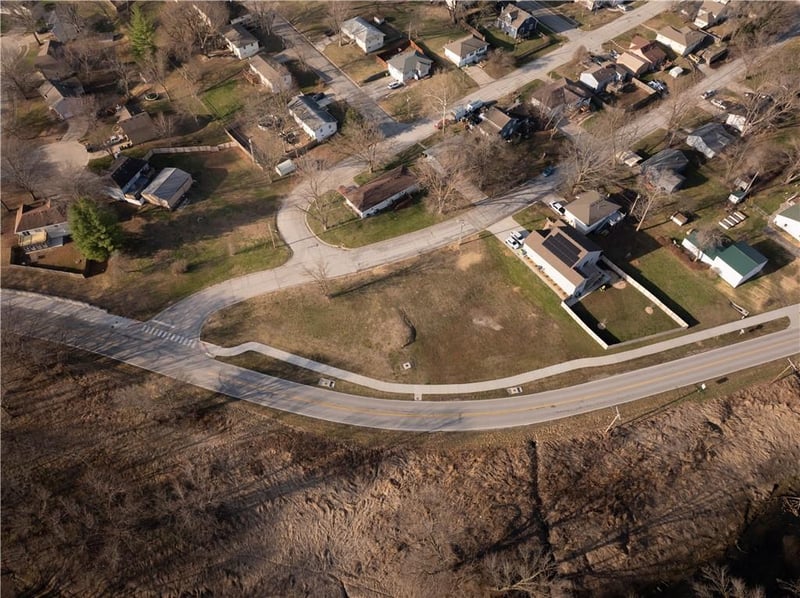 423 E Main St, Smithville, MO 64089