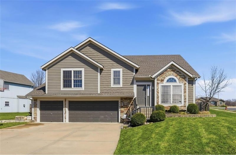 11207 Summit St, Kansas City, MO 64155