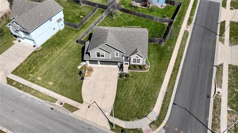 11207 Summit St, Kansas City, MO 64155