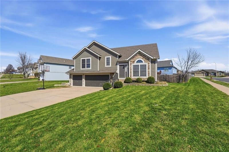 11207 Summit St, Kansas City, MO 64155