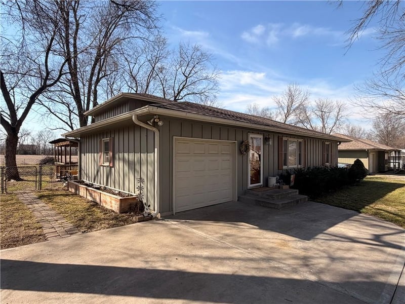 914 Edith Ave, Adrian, MO 64720