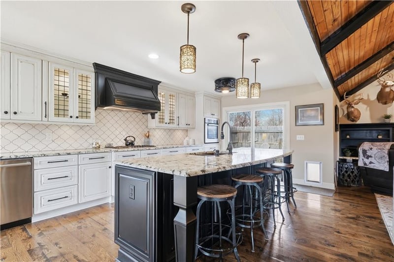 209 Saponi Ln, Lake Winnebago, MO 64034