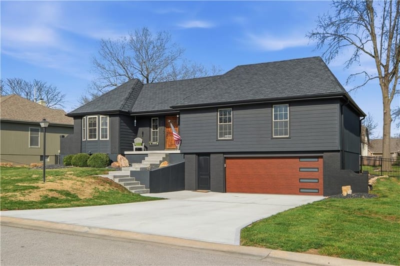 209 Saponi Ln, Lake Winnebago, MO 64034