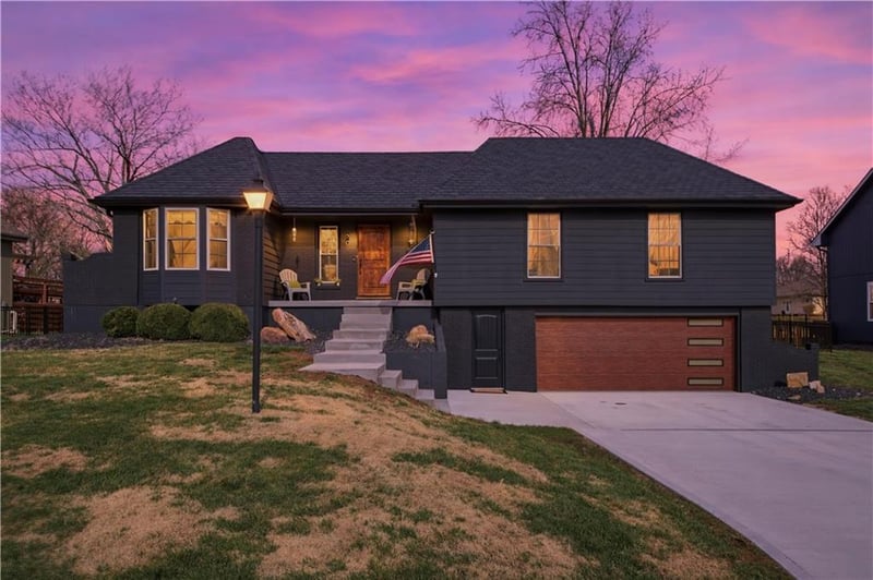 209 Saponi Ln, Lake Winnebago, MO 64034