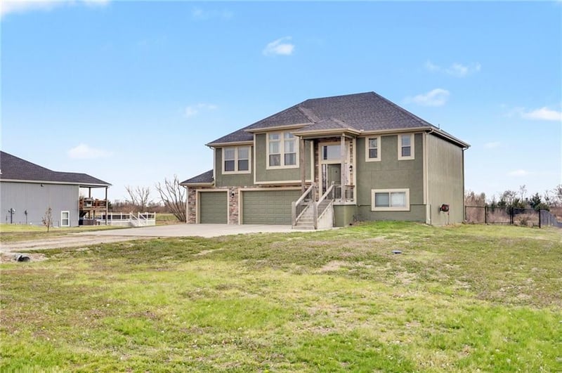 16699 Dana Ln, Leavenworth, KS 66048