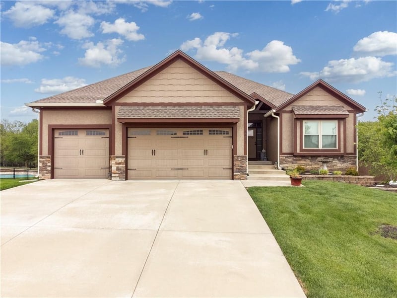 4411 Lariat Dr, Lee's Summit, MO 64082