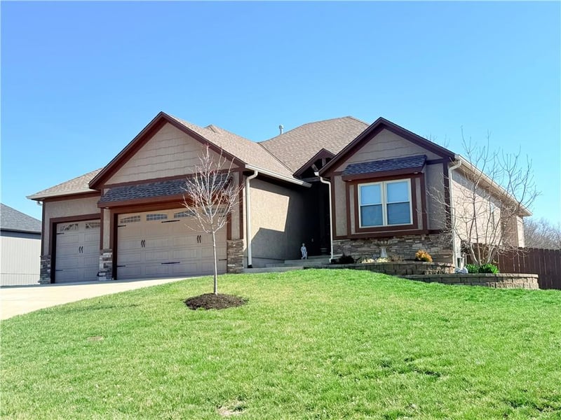 4411 Lariat Dr, Lee's Summit, MO 64082