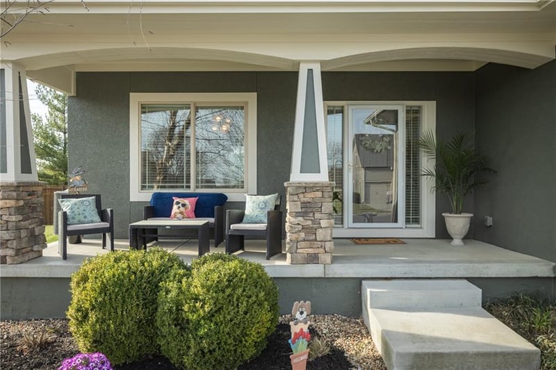 104 Greenbriar Dr, Blue Springs, MO 64064