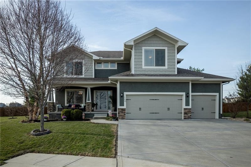 104 Greenbriar Dr, Blue Springs, MO 64064
