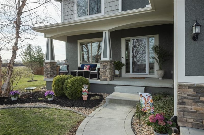104 Greenbriar Dr, Blue Springs, MO 64064
