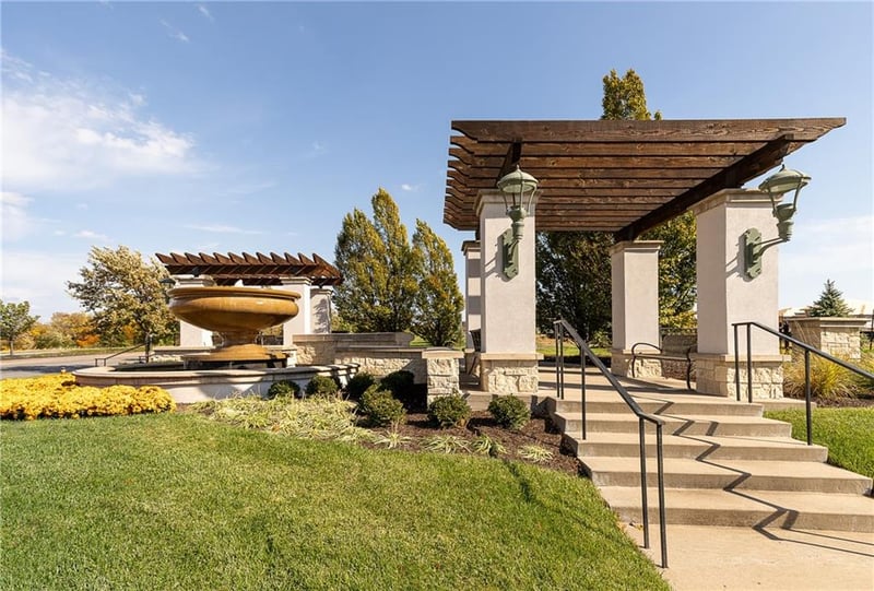 13602 Fontana St, Leawood, KS 66224