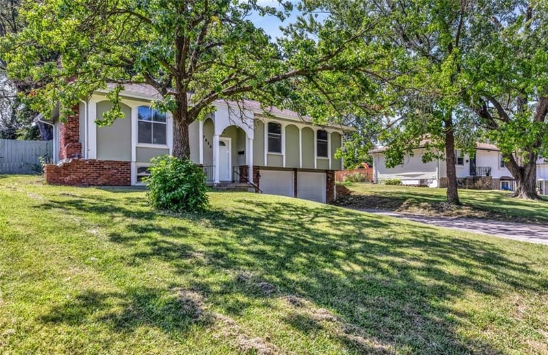 7413 Loma Vista Dr, Kansas City, MO 64138